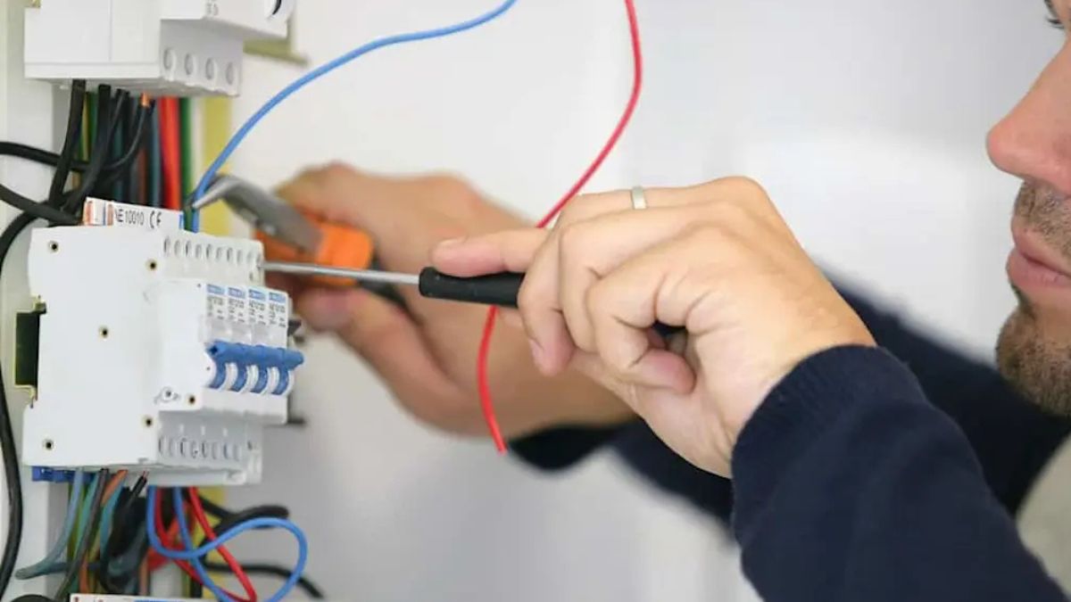 ECS Gold Card Guide + Electrician Courses in Shrewsbury